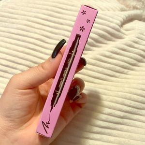 She -Eyeliner